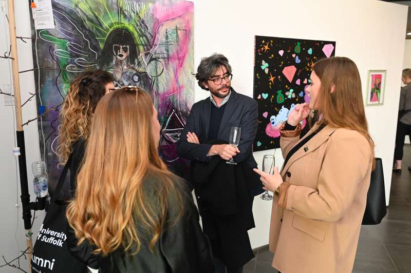 Alumni mingling at Connection Week