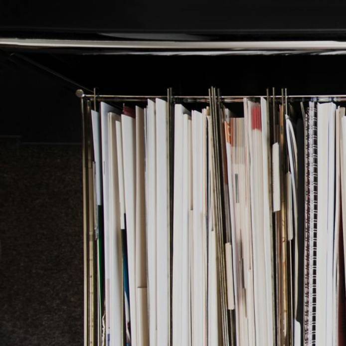 Filing cabinet with suspensions files